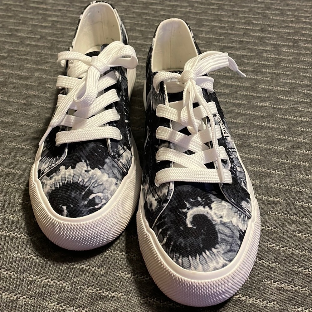 Brand new Mudd lace-up sneakers size 8.5